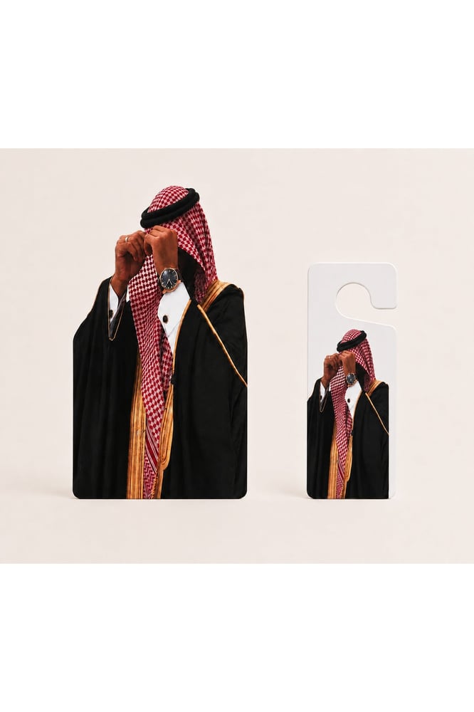 طقم فوم بورد وتعليقة باب أكريليك عريس سعودي مخصص – قطعتان