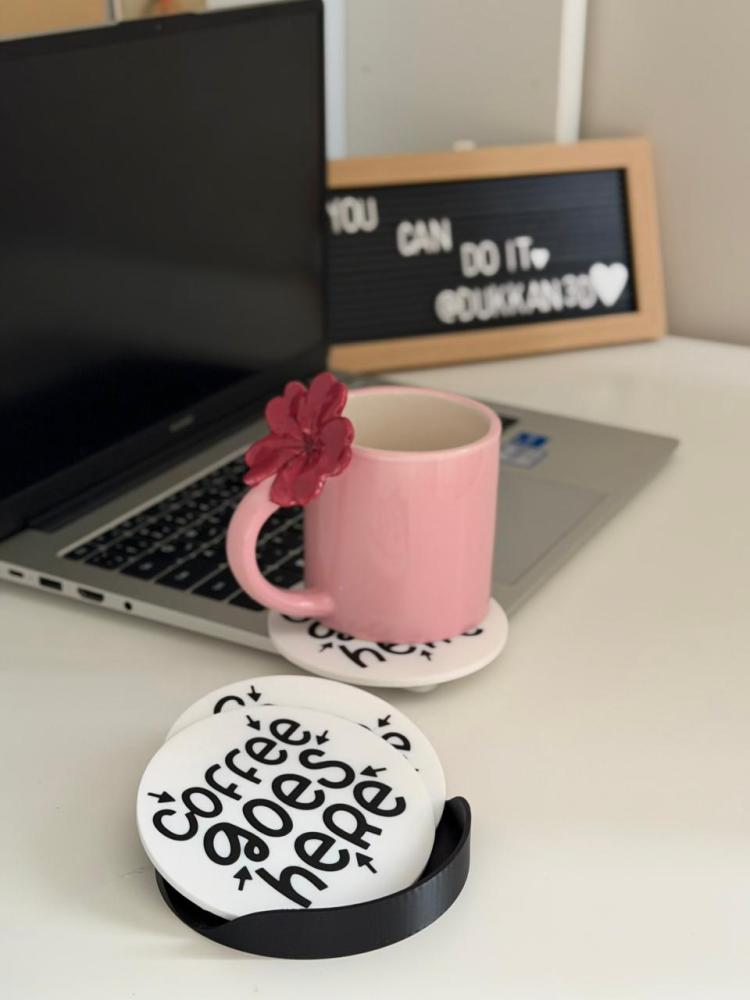 مجموعة كوسترات "Coffee Goes Here" مع قاعدة