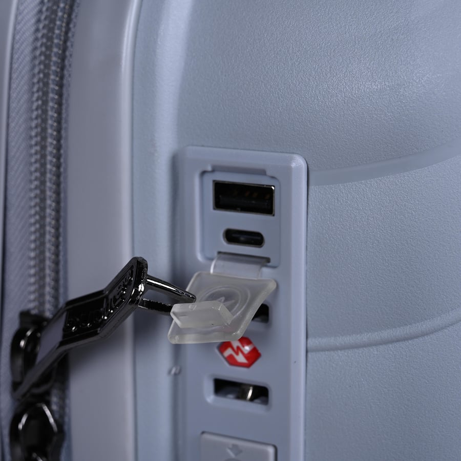 طقم حقائب سفر4قطع ضد الكسر من الـ PPالبولي بروبلين.بتصميم هندسي عصري وحامل أكواب ومنفذ USB – سلفر