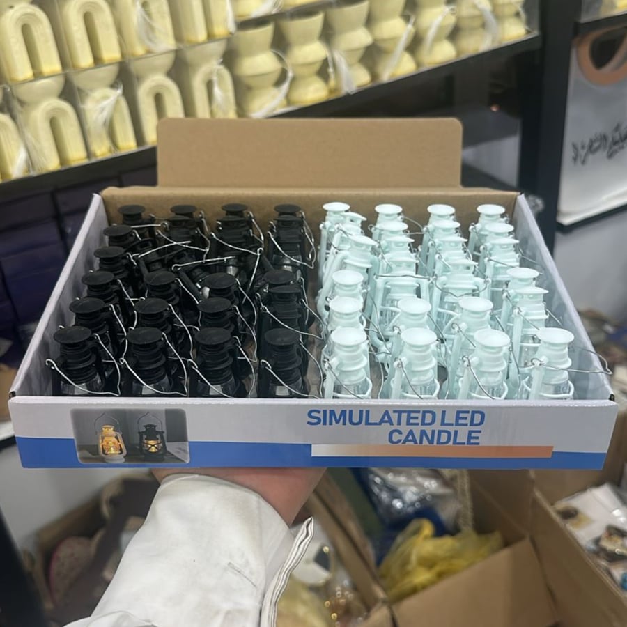 Small illuminated lanterns for distributions