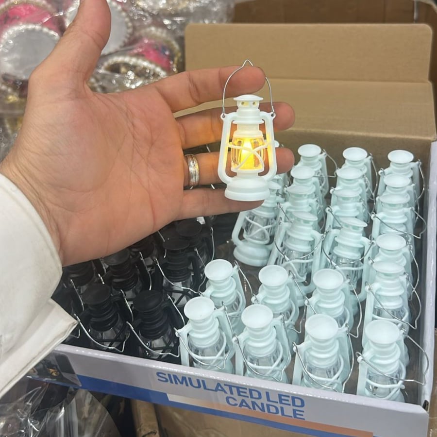 Small illuminated lanterns for distributions