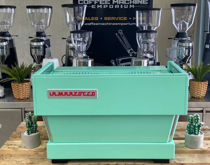 La Marzocco Linea PB AV (مجموعتان - 2 Group)،  باللون الأخضر النعناعي (Mint Green) المميز.