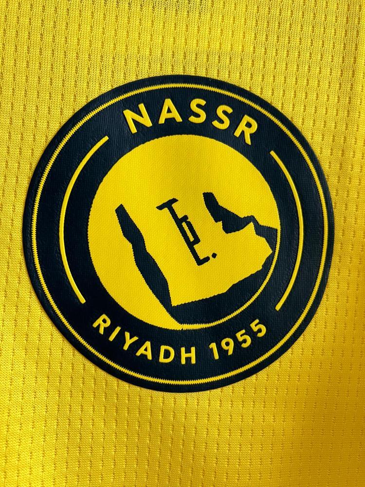 تيشيرت النصر الأساسي نسخة لاعبين 2027 مع شعار الدوري الذهبي