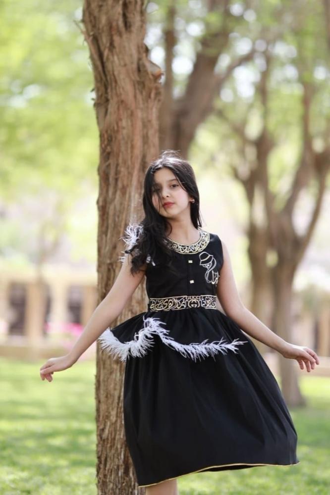 فستان مع الحرف اسود