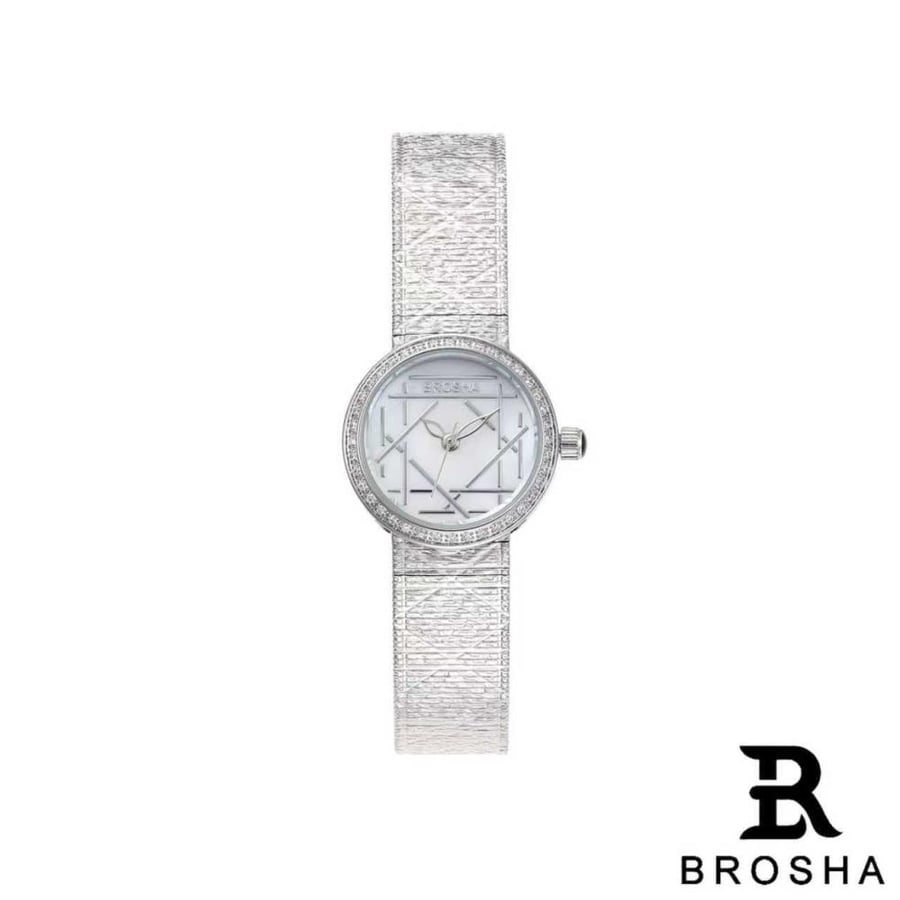 ساعة نسائية فضية فاخرة بإطار مرصع وسوار منقوش – BROSHA
