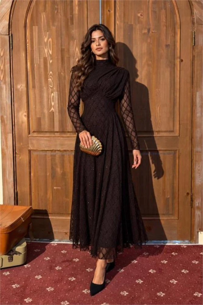 Neşeli Butik فستان نسائي بني اللون بياقة عالية مبطنة ولامعة بطول كامل NBMY4184