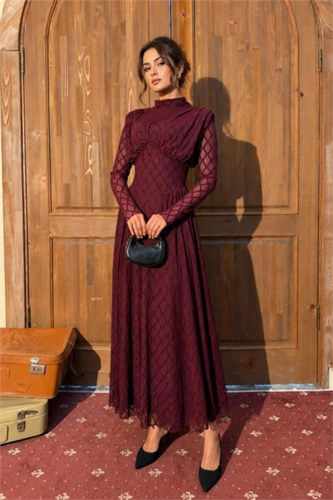 Neşeli Butik فستان نسائي بني اللون بياقة عالية مبطنة ولامعة بطول كامل NBMY4184