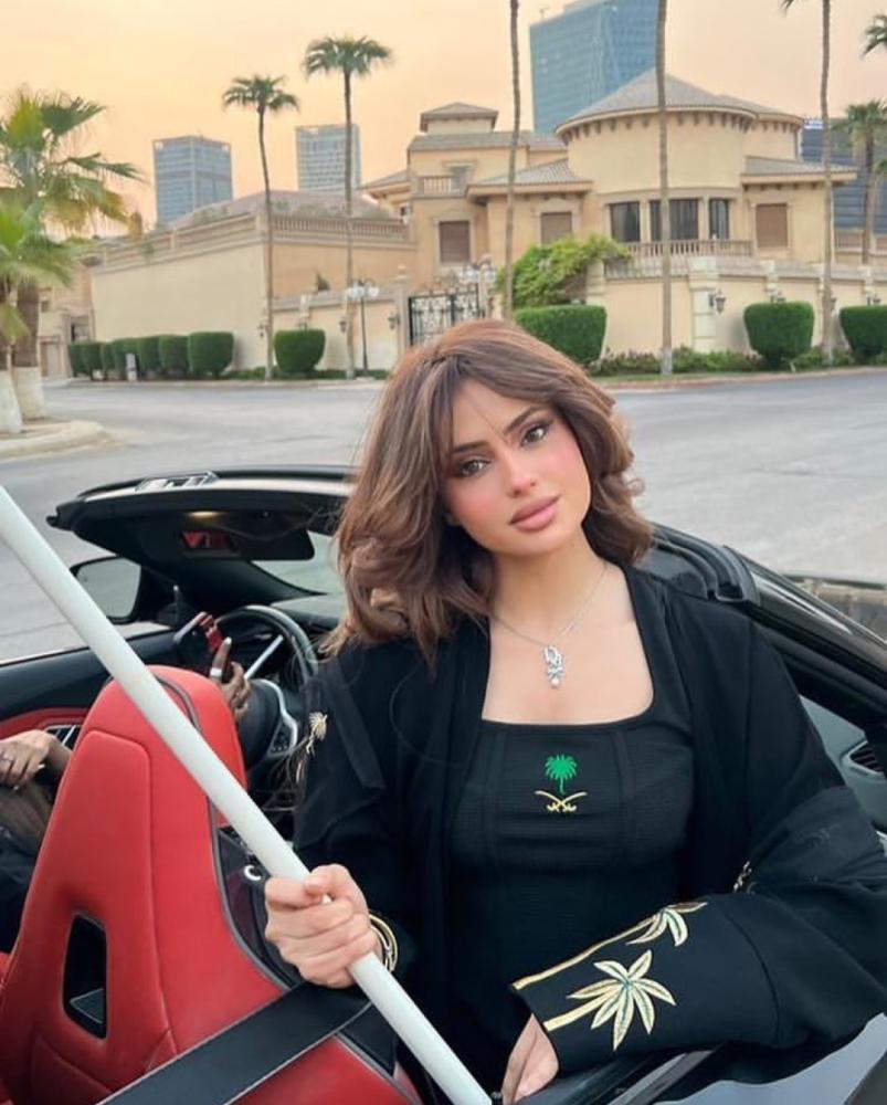 توب نسائي اليوم الوطني96 سيفين ونخلة بالأبيض والأسود +  هدية مجانية