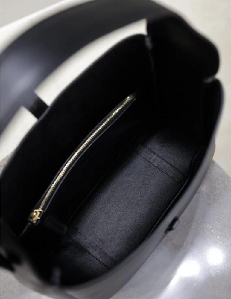 LE 5 À 7 SUPPLE SMALL IN GRAINED LEATHER