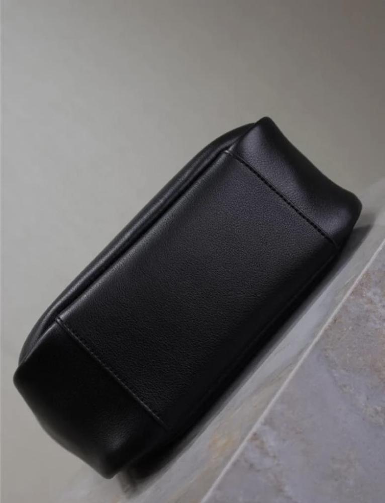 LE 5 À 7 SUPPLE SMALL IN GRAINED LEATHER