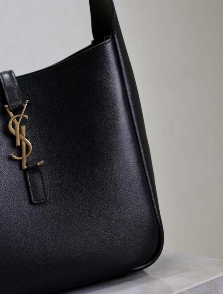 LE 5 À 7 SUPPLE SMALL IN GRAINED LEATHER