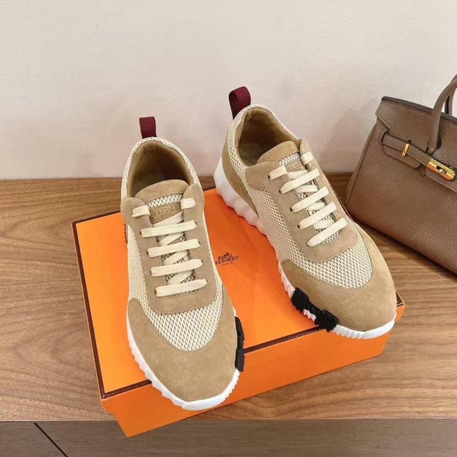 Bouncing Sneaker