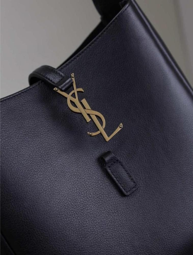 LE 5 À 7 SUPPLE SMALL IN GRAINED LEATHER