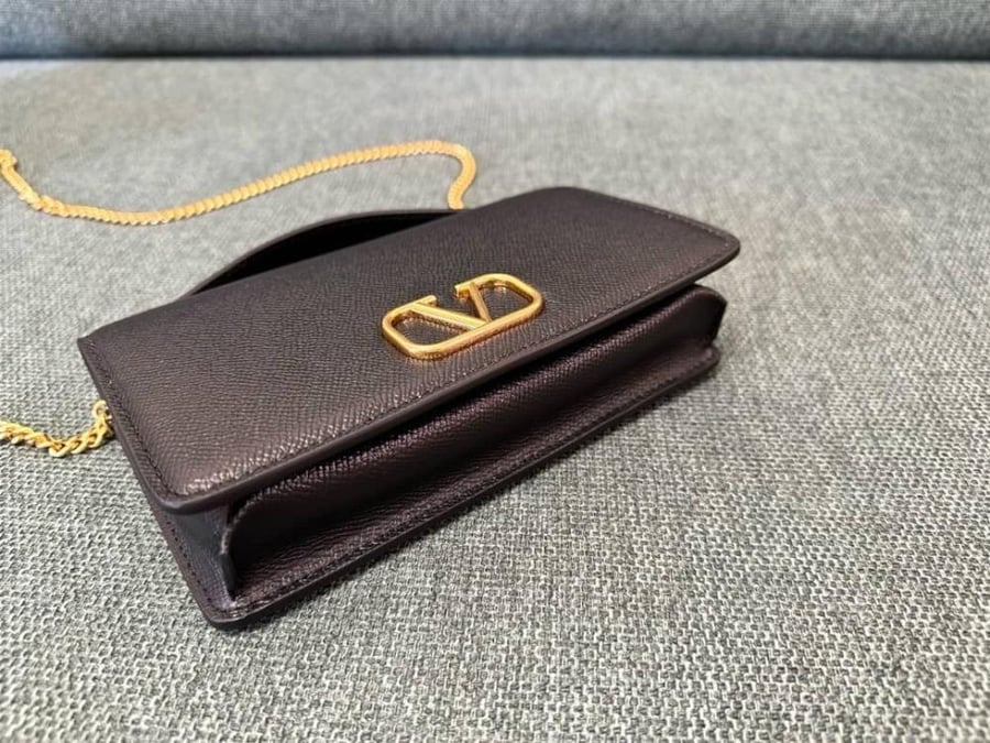 VLOGO SIGNATURE GRAINY METALLIC WALLET WITH CHAIN
