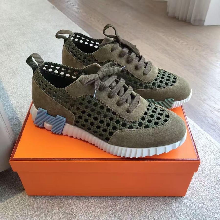 Bouncing Sneaker