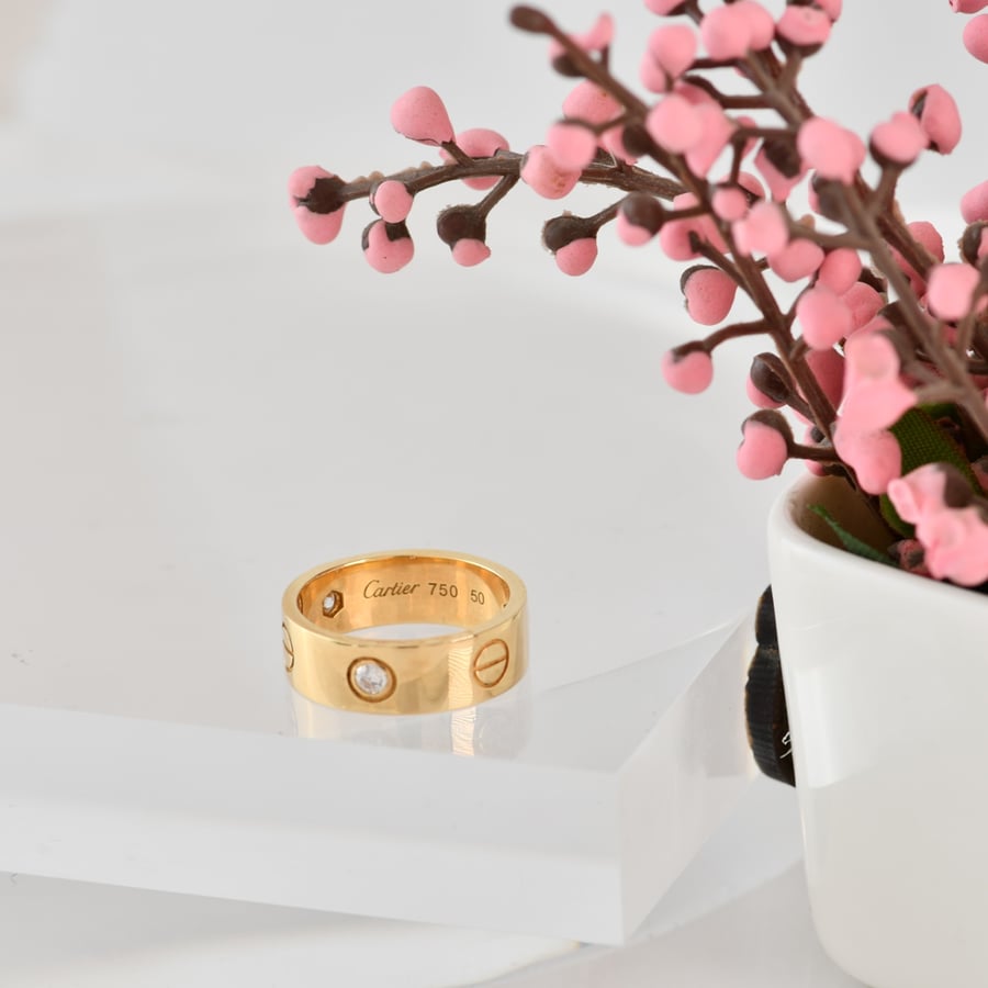 دبله ذهب عريضة مرصعة بفصوص الزركون كارتير | CARTIER عيار 18