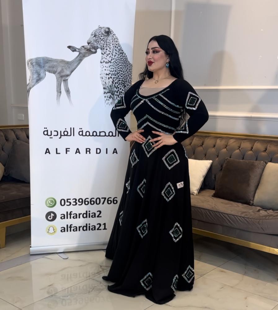 فستان كلوش اسود تحت بودره وفوق استرتش
