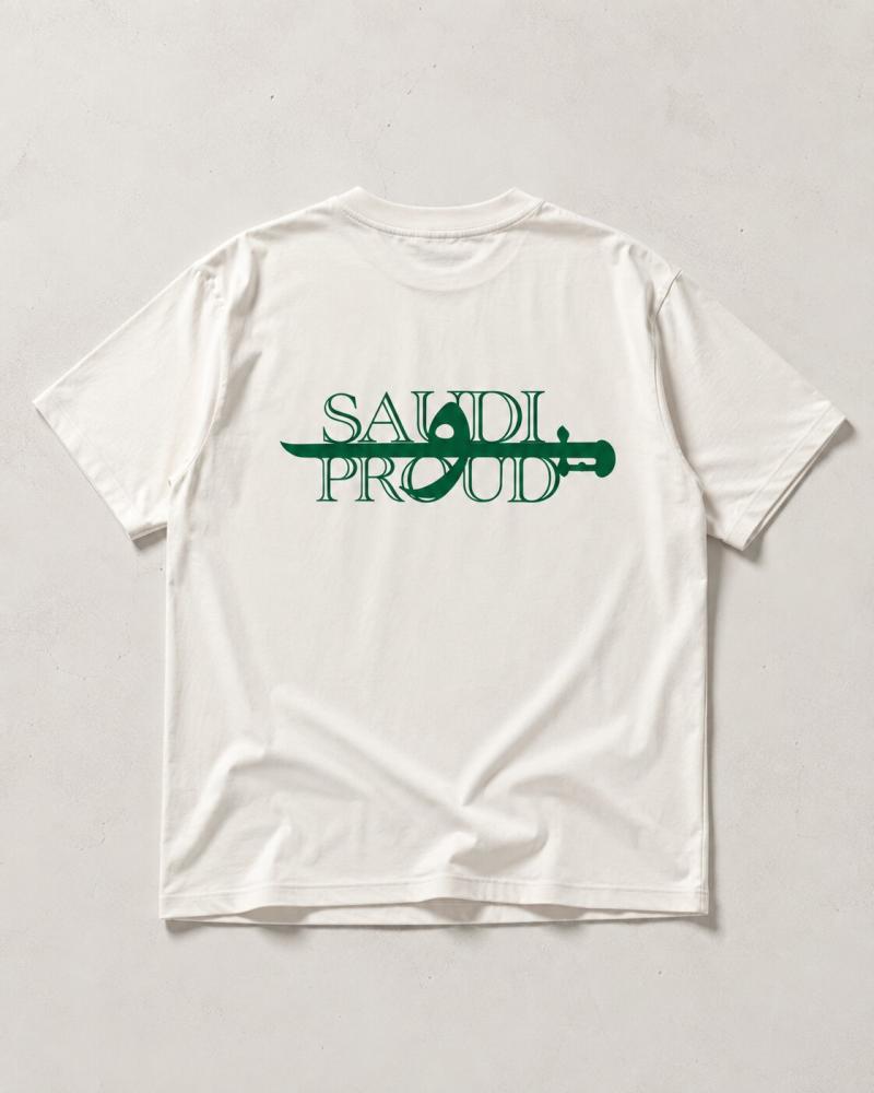 تيشيرت قطن بطباعة السيف – Saudi Proud | إصدار اليوم الوطني