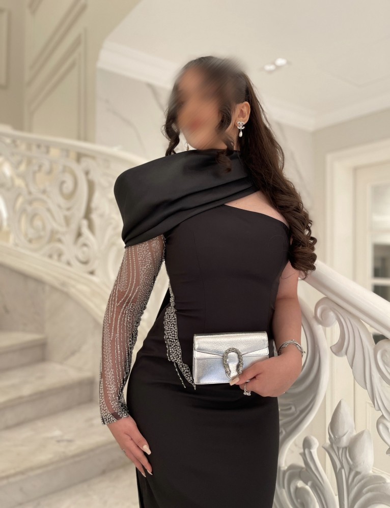 فستان اسود مع فضي
