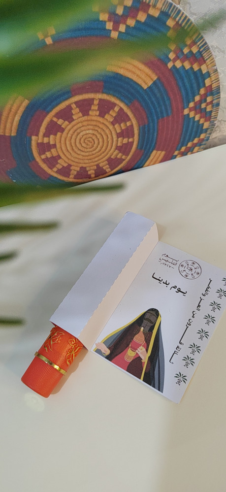 Distribution of lipstick for Founding Day