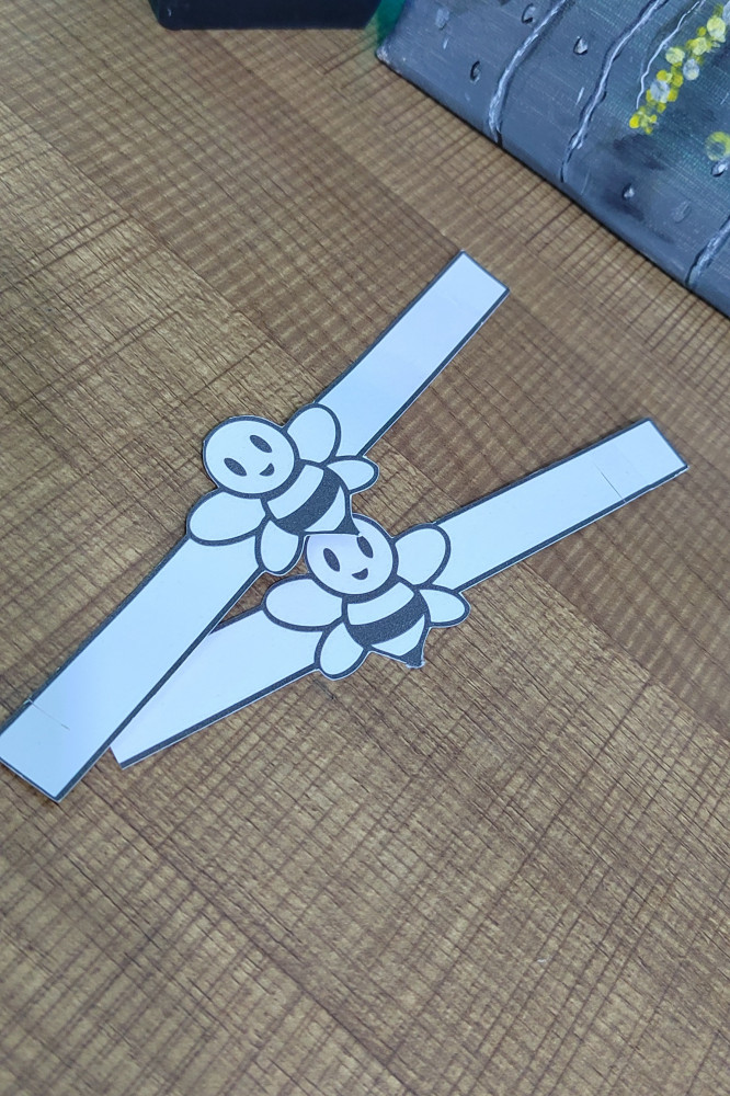 Coloring bracelets to activate the letter noon