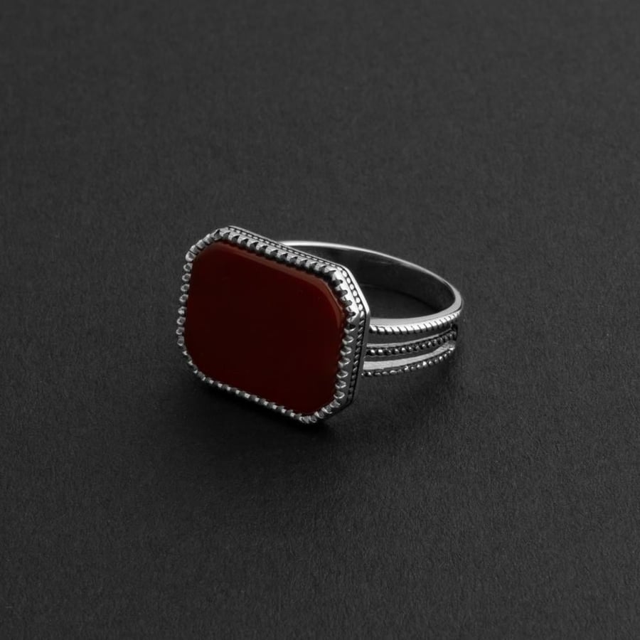 Royal ring with a classic design, 925 sterling silver, garnet