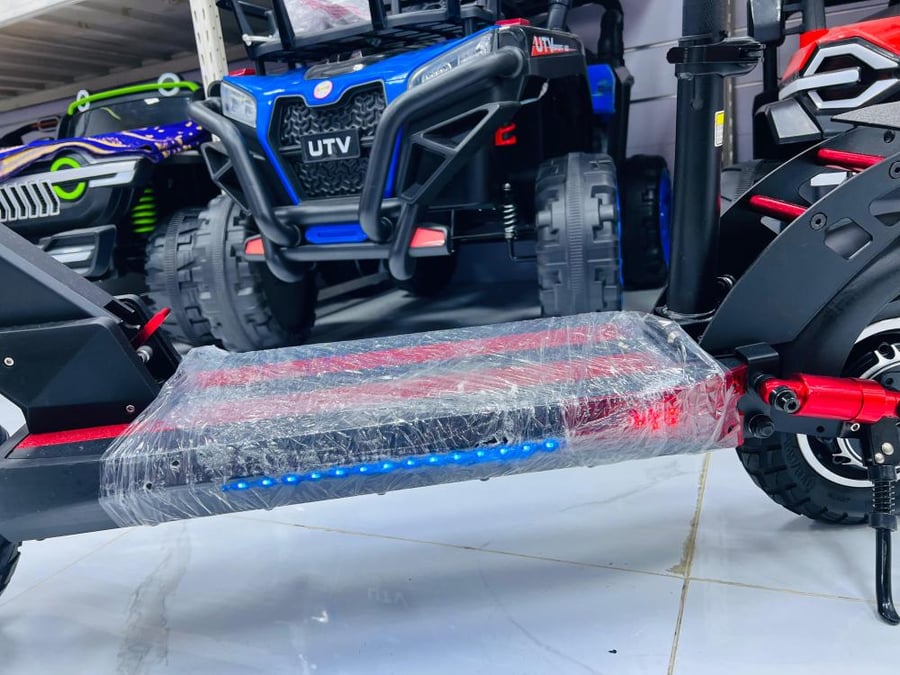 Electric scooter, motorized, two motors with 1600W power, three headlights, 48 volts, large headlight, speed up to 70 kilometers per hour, M42 from LENO