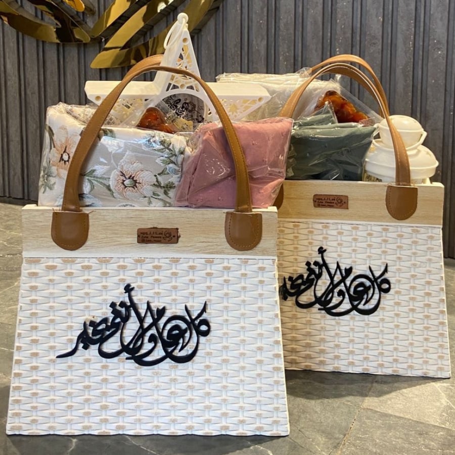 سلة رمضانيه (سجاده, شرشف صلاة، فانوس، تمر)