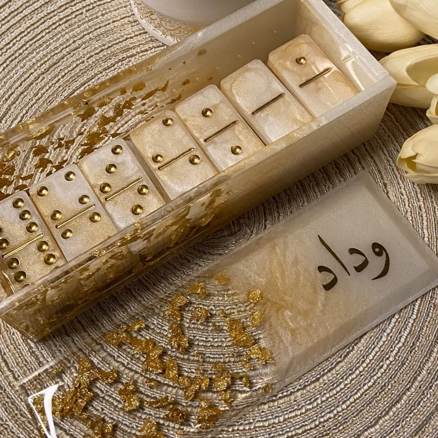 لعبة الدومينو مع العلبة
