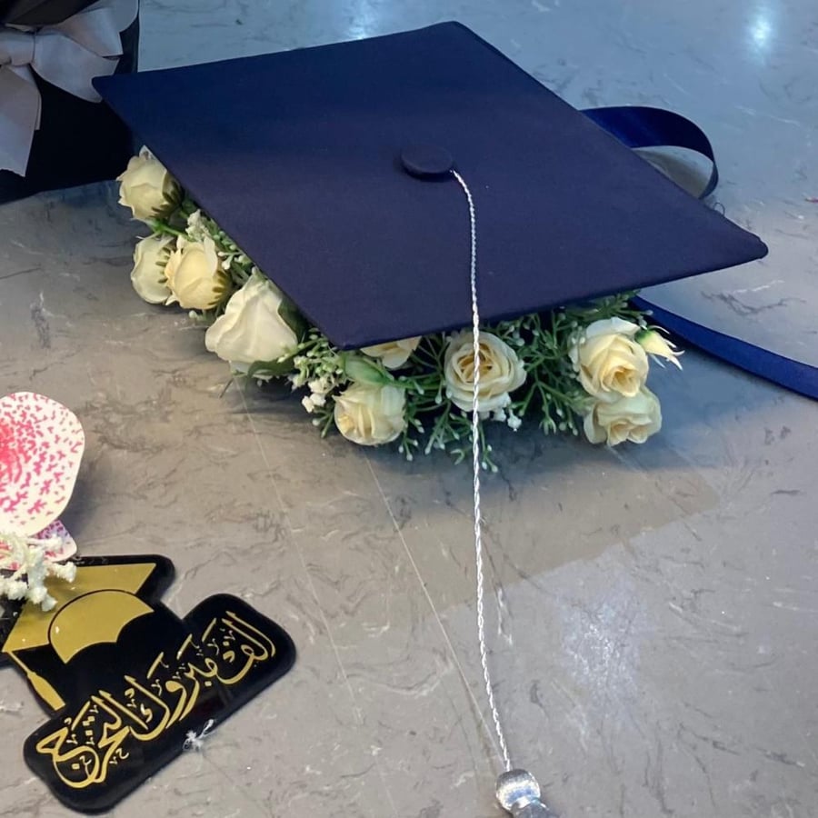 باقة التخرج مع عقد وكاب وورد صناعي