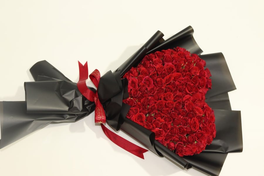 باقة ورد أحمر كبيرة