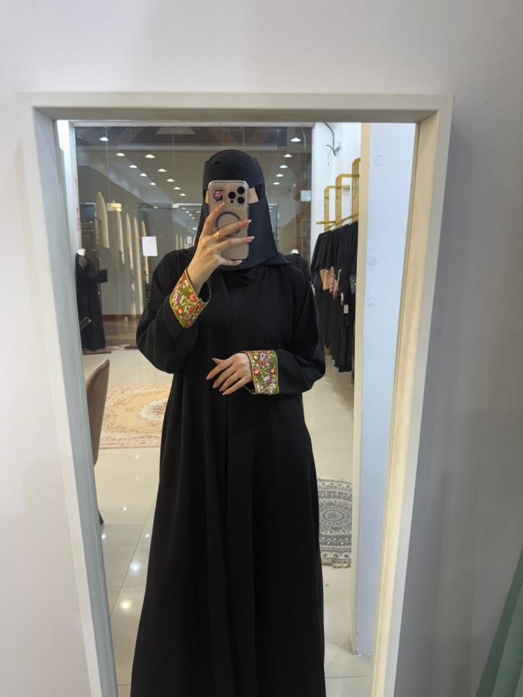 عباية بتطريز اسود