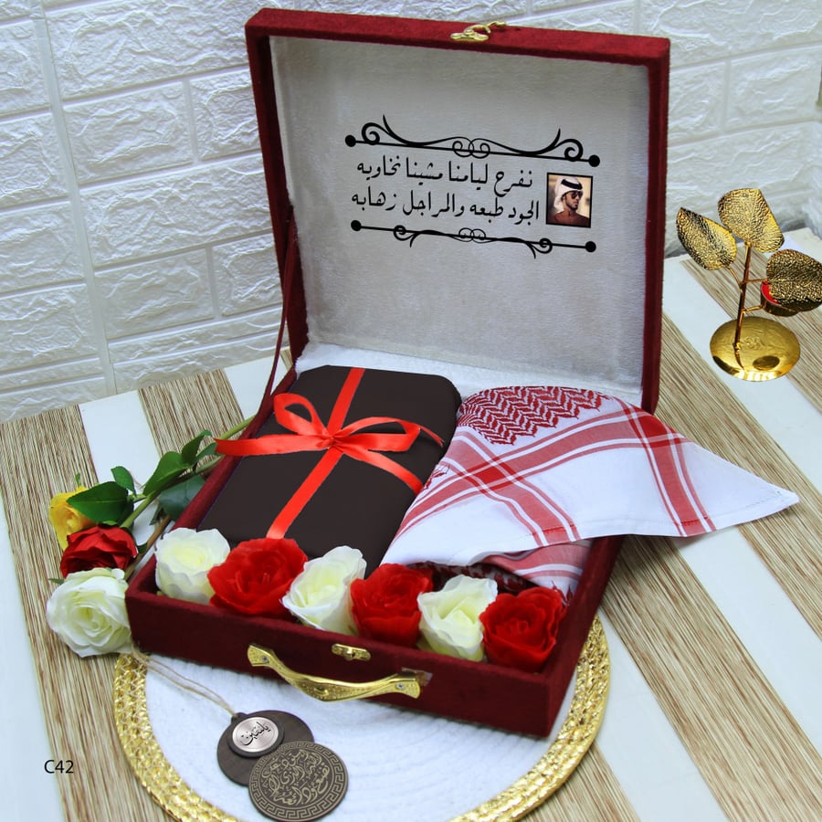 شماغ وقماش مع تعليقة سياره بالاسم