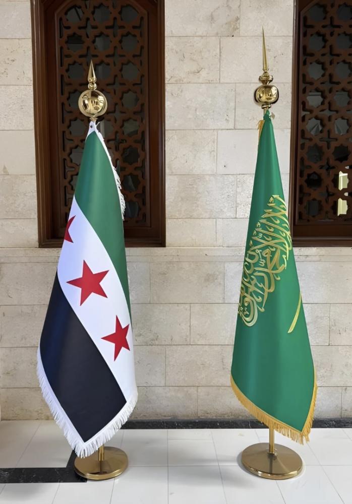ساريه مع علم مقوى ومعتمد