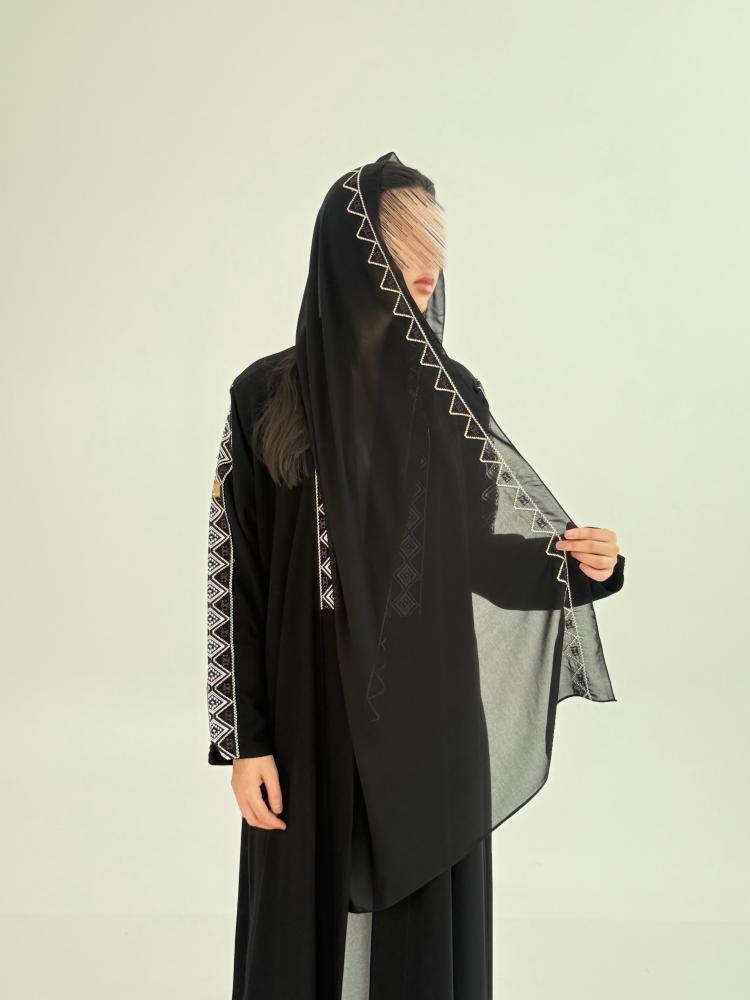 عباية سمرا بقماش كريب ملكي تدخيلات تطريز موف