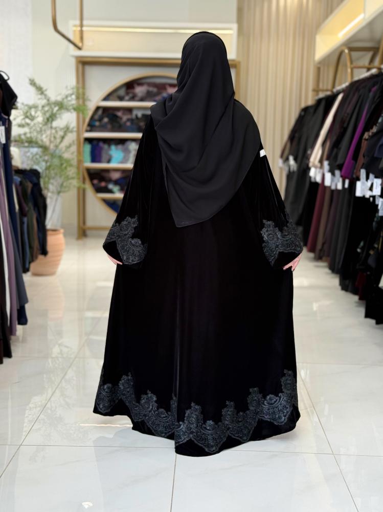 عباية باولا بقماش مخمل مزينه بكلفه