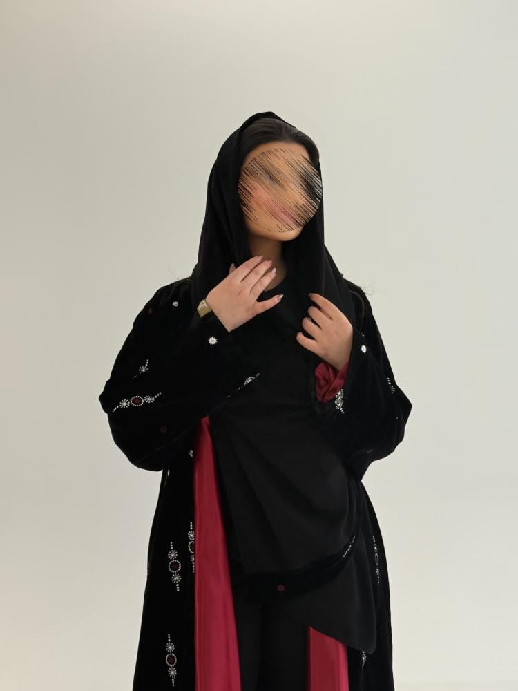 عباية وصوف بقماش مخمل كوري بتطريز مبطن بستان عنابي