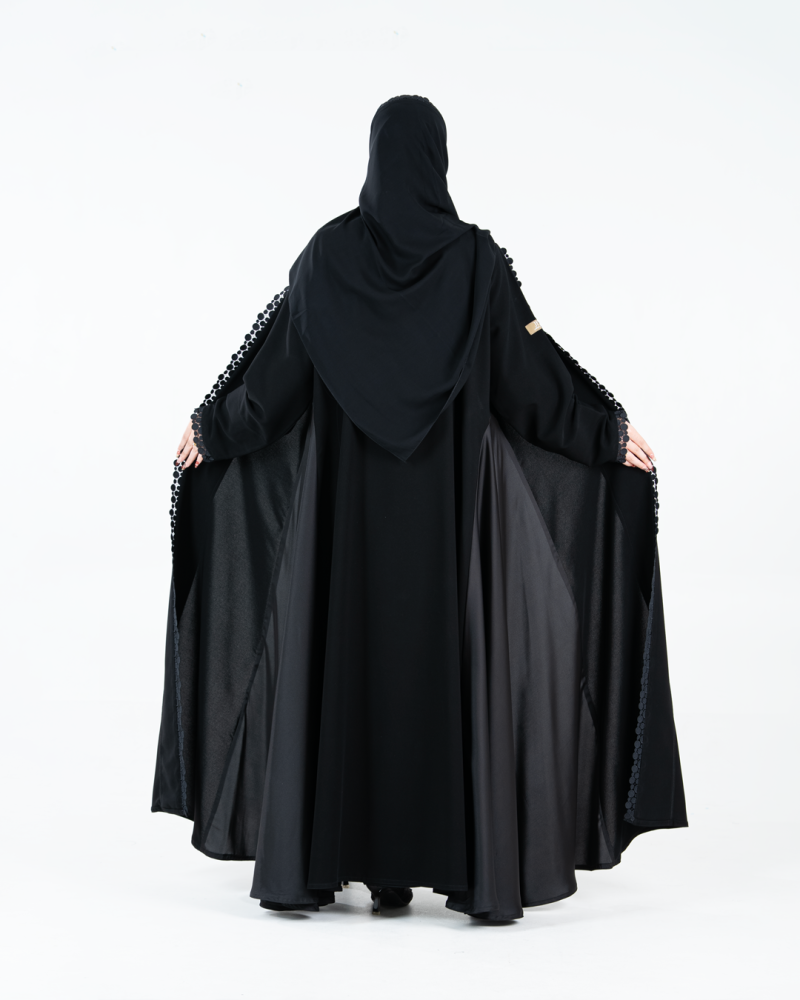 عباية شموخ بقماش كريب ملكي تدخيلات حرير اسود