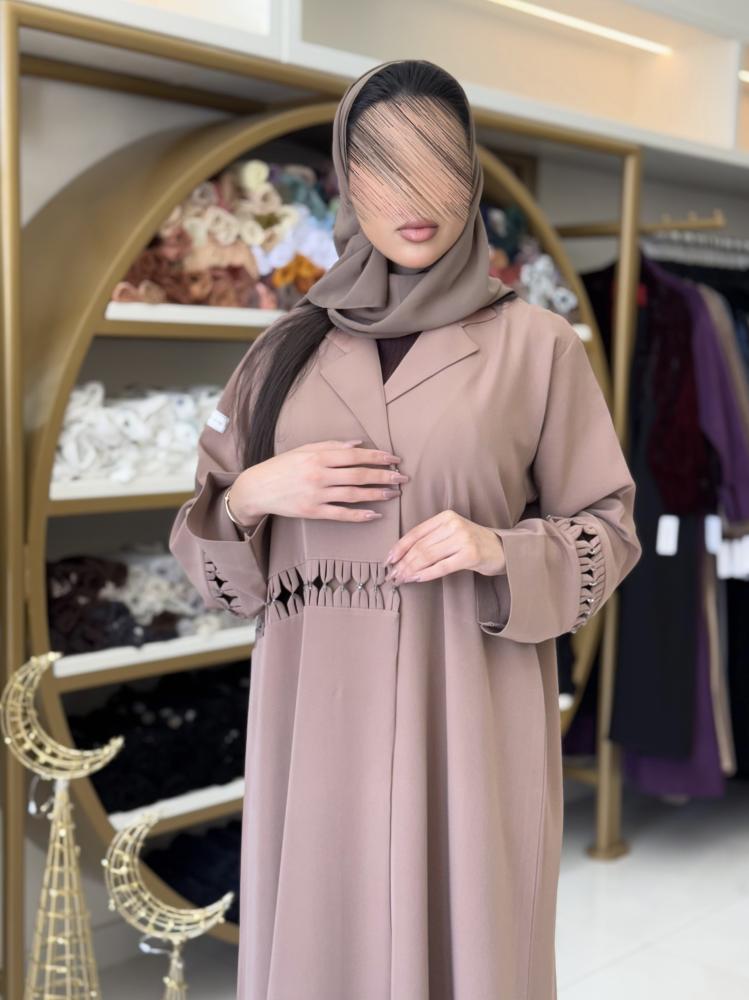 عباية هتون بقماش كريب باربي مزين بشك وردي