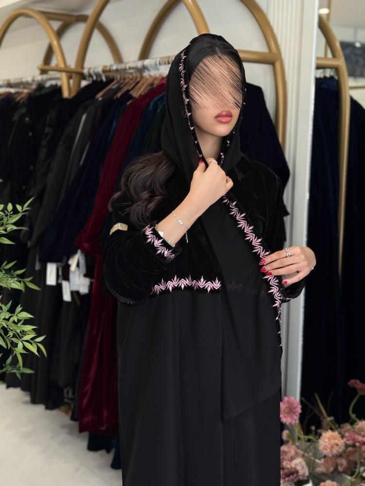 عباية محاسن بقماش مخمل كوري تدخيلات كريب الاناقه بتطريز اسود 2