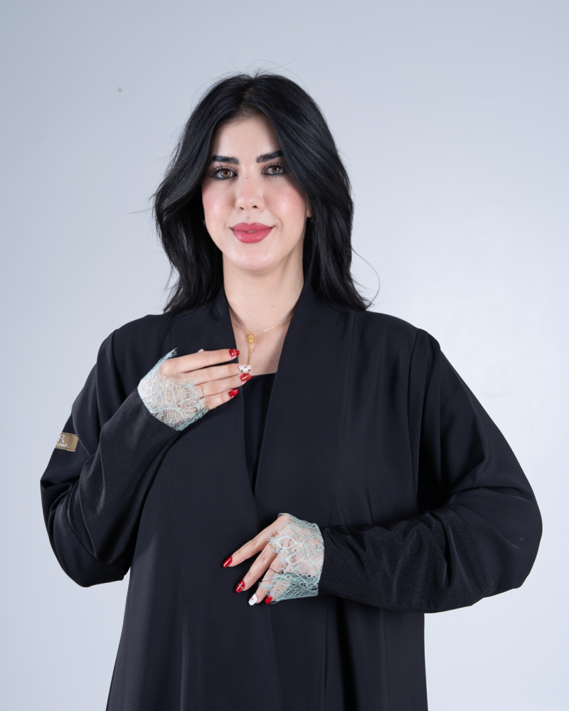 عباية لارا بقماش كرز مزين بدانتل تيفاني