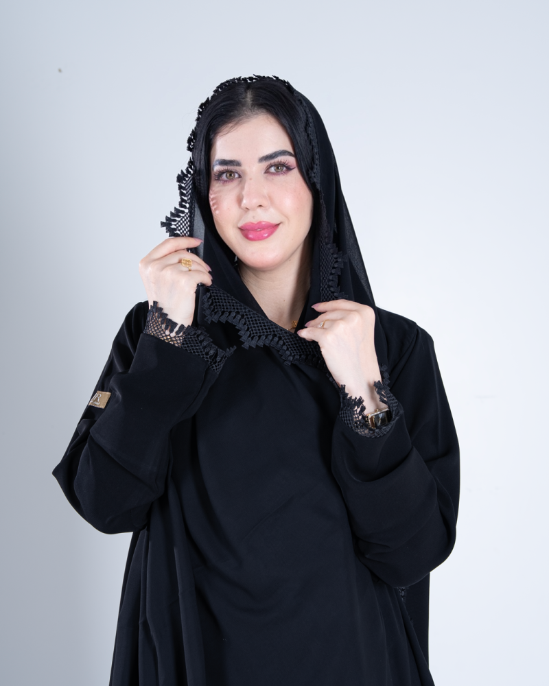 عباية غاليه بقماش كريب ملكي مزين بهدب