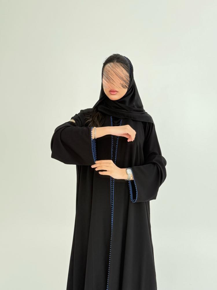 عباية لارين بقماش كريب ملكي مزين بقيطان كحلي 2