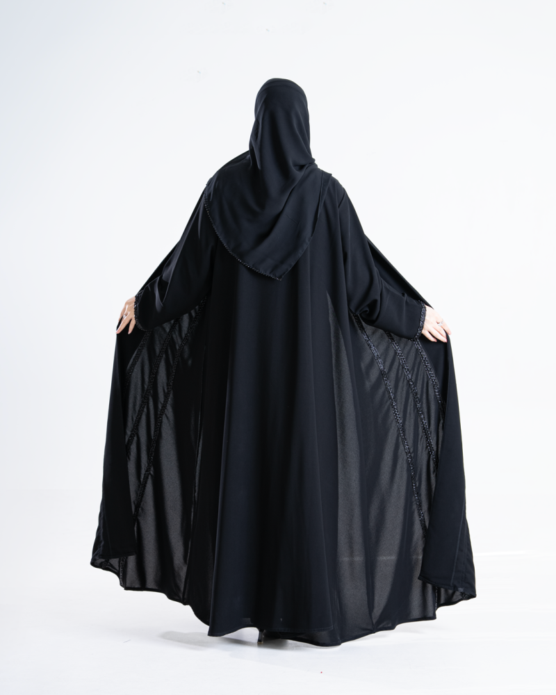 عباية لوني بقماش كريب ملكي مزين بشك اسود