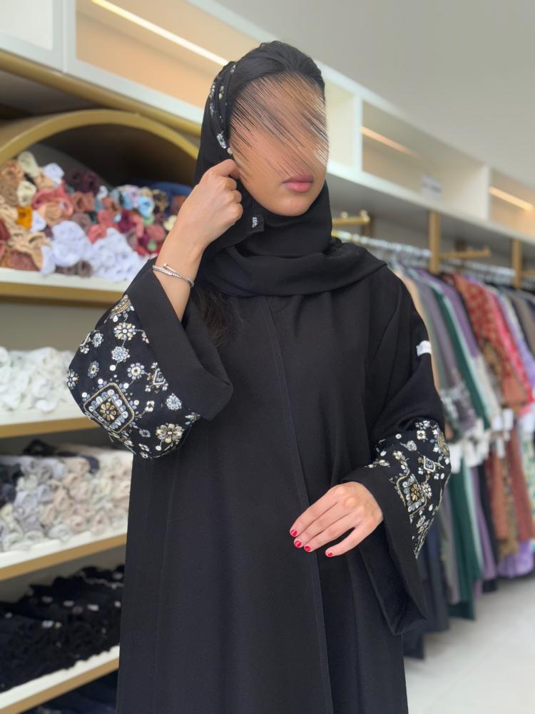 عباية لولا بقماش كريب الاناقة تطريز هندي بالكم