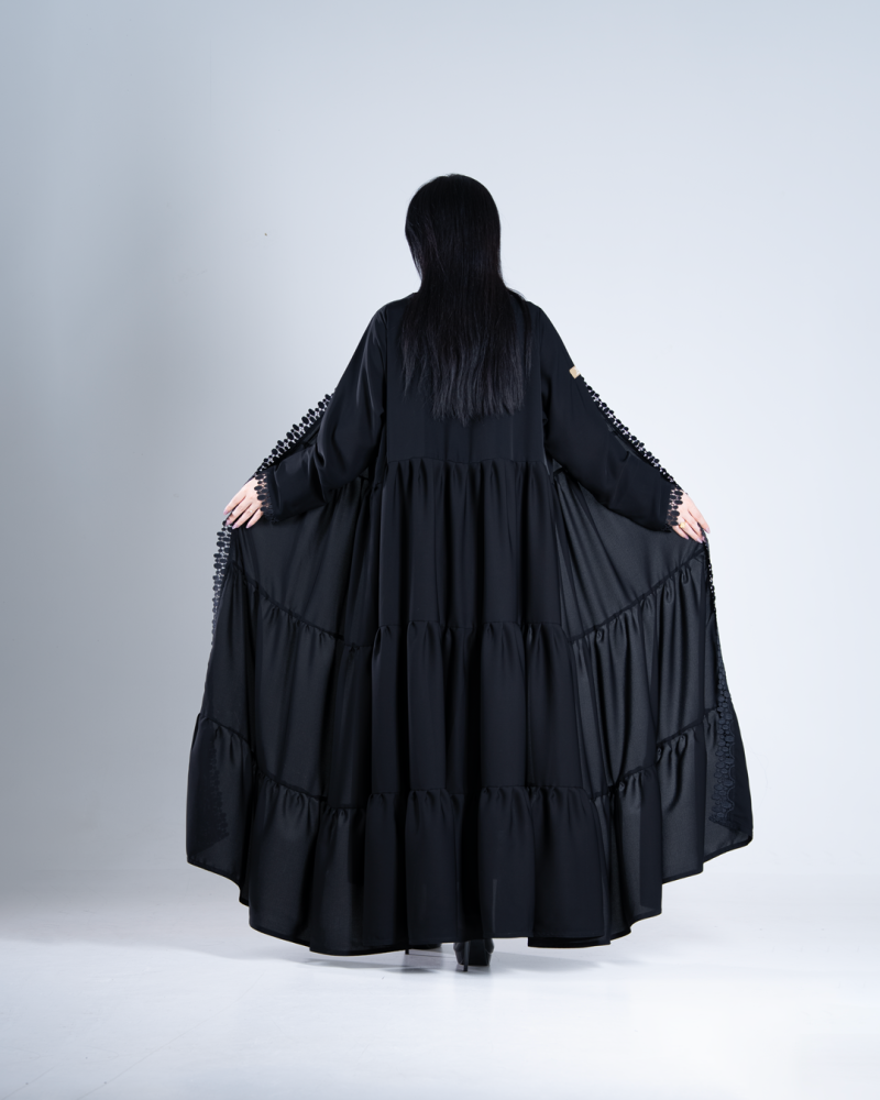 عباية فريحه بقماش بلاك بيري طبقات مزين بكلفه
