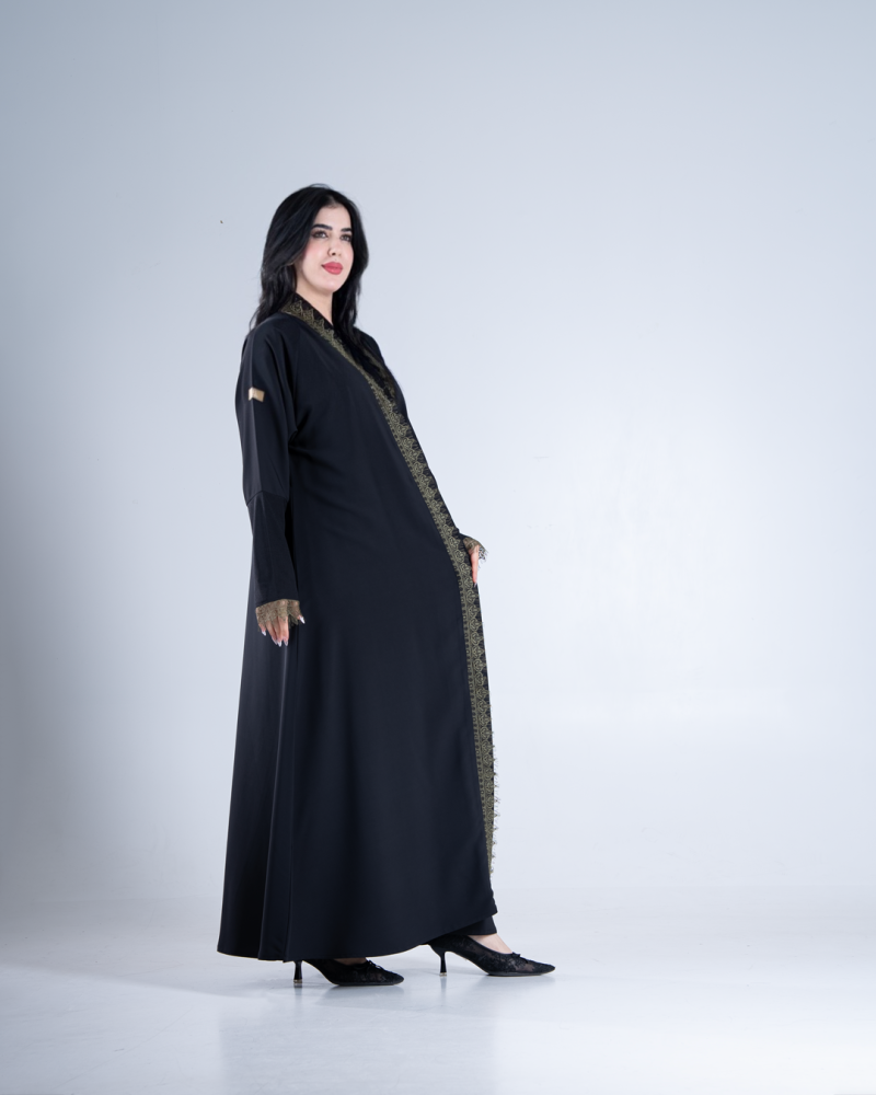 عباية ماس بقماش كرز مزين بدانتل زيتي