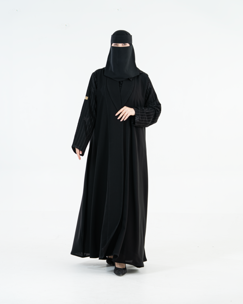 عباية مزنه بقماش كريب ملكي تطريز بالكم اسود