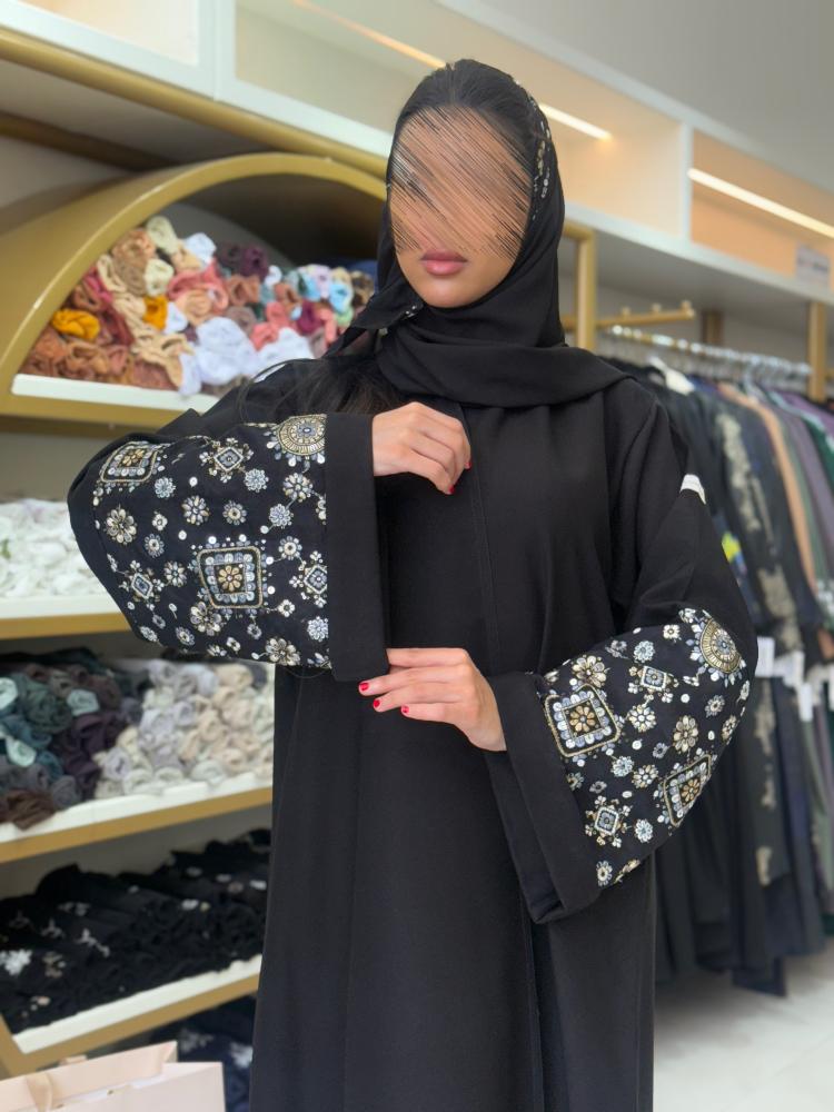 عباية لولا بقماش كريب الاناقة تطريز هندي بالكم