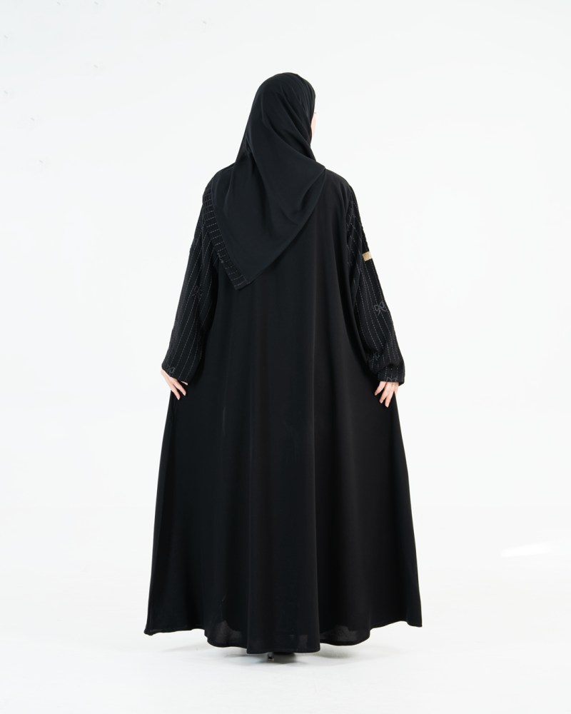 عباية مزنه بقماش كريب ملكي تطريز بالكم اسود